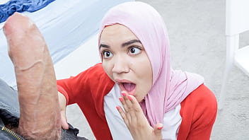 Adik Tiri Berhijab Yang Tak Tahan Godaan Dan Rela Lakukan Apa Saja Demi Investasi Dari Kakak Tirinya – Cerita Panas Berbalut Hijab