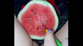 Semangka Ganda Bikin Cewek Klimaks – Video Panjang Arab Homemade 2025 – Amatir Saudi Terbaik – Masturbasi Nakal Putih Salju Arab – Fetish Makanan Ekstrem – Buah Di Memek Remaja Ketat – Cewek – Los Angeles – Usa