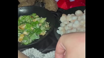 Gadis Arab Manis Di Los Angeles Mainkan Dirinya Dengan Buah, Cokelat, Dan Udang – Video Amatir Paling Hot 2025