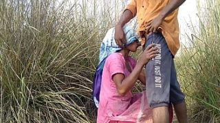 Istri Lagi Cari Kayu Di Luar, Suami Ajak Main Di Luar Rumah, Video Mesum Desi Hindi