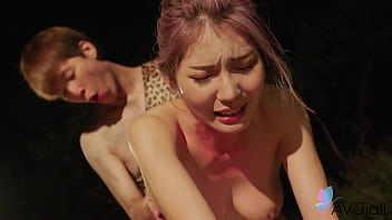 Gadis Tionghoa Li Zhiyan Digerogoti Habis-habisan Di Tengah Hutan Bersama Seorang Pria.