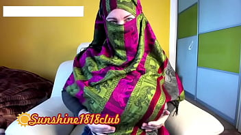 Muslimah Berhijab Dalam Jeans Ketat Merekam Aksi Mesra Dengan Dirinya Sendiri Di Kamera Pada 14 Februari.