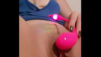 Gadis Muda Bereksperimen Dengan Vibrator Berwarna Merah Muda