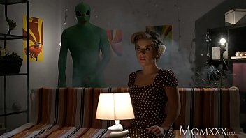 Ibu Rumah Tangga Kesepian Dijamah Alien Saat Halloween