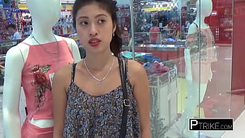 Yassi Merasakan Liang Sempit Berbulunya Yang Masih Muda Ditusuki Habis-habisan Oleh Pria Ganteng