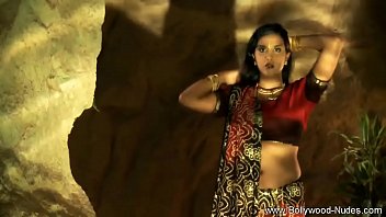 Gadis Seksi Melepas Pakaian Di India