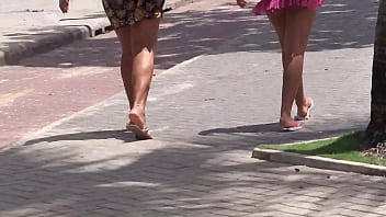 Gadis Manis Nan Menggoda Berjalan Ke Pantai Dengan Pantat Yang Mempesona