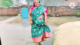 Bhabhi Basah Kuyup Dihujani Deras Dengan Suara Hindi Yang Menggairahkan