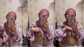 Hijab Seksi Pamer Toket Di Depan Cermin