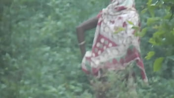Wanita Desi Yang Menggoda Saat Buang Air Kecil