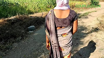 Seorang Wanita Berjalan Ke Ladang Dan Dia Memberiku Tembakan