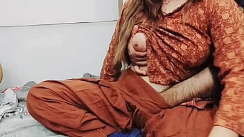 Ibu Tiri Pakistan Ngesek Dubur Suami Sambil Potong Sayur Dengan Suara Hindi Yang Menggoda