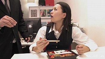 Tunduk Di Meja Kantor Jepang