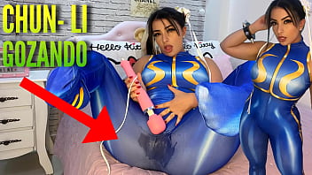 Gadis Cosplay Seksi Berperan Sebagai Chun Li Dari Street Fighter Bermain Dengan Vibrator Hitachi-nya Hingga Orgasme Dan Membuat Celana Dalam Serta Celananya Basah Dengan Ekspresi Ahegao