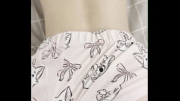 Kakak Tiriku Yang Berpantat Besar Menyiramku Dengan Air Lalu Kami Bercinta