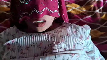 Pagi Pertama Bulan Madu, Bhabhi Menggoda Dever Dengan Nungging Di Ranjang