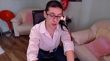 Bella Antonia Mengenakan Stoking Nilon Di Balik Celana Jeans Dan Menggoda Dengan Kakinya Yang Terbungkus Sutra