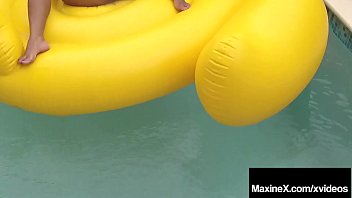 Asian Milf Maxine X Menggapai Kenikmatan Dengan Mainan Dildo Besar
