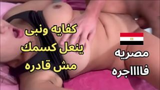 Arabi Panas Berdiri Di Balkon Sambil Menggesek Memekku Di Tembok, Gairahku Membara. Suami Tetanggaku Melihatku, Turun Dan Meniduriku. Aku Sangat Horni Sampai Tak Bisa Menahan Diri.