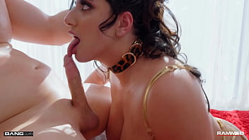 Sarah Arab Tunduk Diperkosa Kontol Ganas