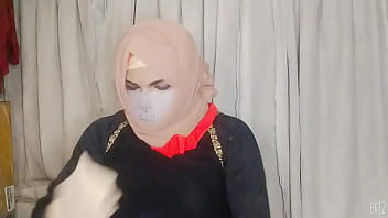 Gadis Berhijab Yang Terikat Dalam Kenikmatan Sendiri