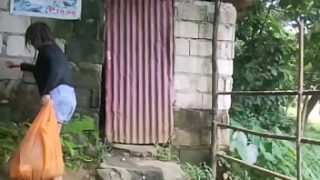Gadis Filipina Beraksi Mesra Di Kamar Mandi Umum Pinggir Sungai
