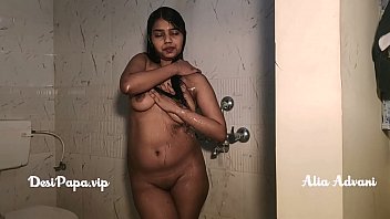 Mandi Panas Alia Advani, Model India Seksi Asal Punjab