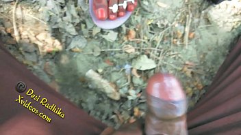Desi Indian Beraksi Di Hutan Liar Dengan Sari Yang Terbuka