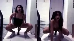 Gadis Muda Merintih Nikmat Saat Menggesek Dildo Hitam