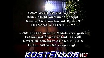 Gadis Oriental Seksi Puas Disirami Cairan Panas