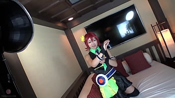 恥ずかしがりながらもエロ可愛い、コスプレ娘の胸元がチラリ