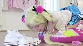 Jejak Manis Plum #1: Cosplay Blonde Menjilat Sepatu Dan Lubang Pantatnya Dihajar Ganas