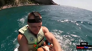 Pacar Asia Memberikan Blowjob Di Jetski Di Tempat Umum
