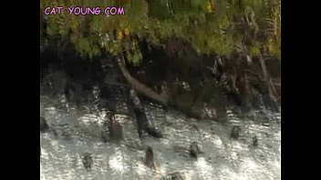 Mengelus Kucing Di Perahu Thailand