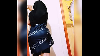 Rutin Seksi Gadis Berhijab Dengan Bokong Montok Yang Menggoda (video Pertama)
