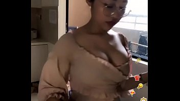 Kue Dan Pertunjukan Payudara Besar