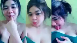 Ceina Menjilati Puting Susu Montok Uting Yang Bulat Sempurna