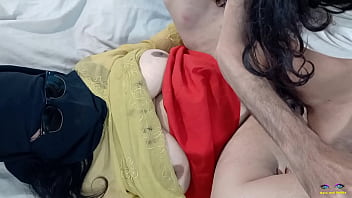 Istri Muslimah Desi Selingkuh Berhijab Ditiduri Di Atas Meja Pakai Kacamata Hitam, Adegan Panas Dengan Audio Hindi Jernih