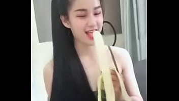 Gai Viet Thích Thú Với Chuối