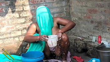 Video Mandi Desi Radhika Di Desa India