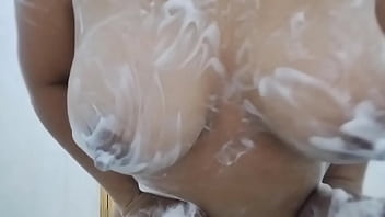Pijat Payudara Basah Dan Menggairahkan Si Filipina Berlekuk Indah: Kenikmatan Di Bak Mandi Bubbly