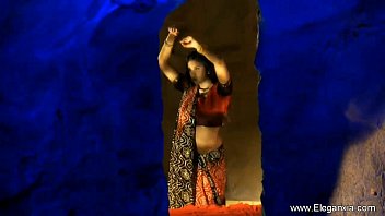 Penari India Yang Menggoda Dengan Gerakan Tradisional