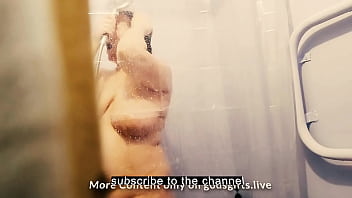 Tertangkap Basah Adik Tiriku Lagi Asyik Mandi Sendiri