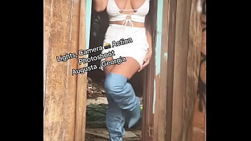 Pose Dan Ekspresi: Momen Menggoda Di Balik Layar