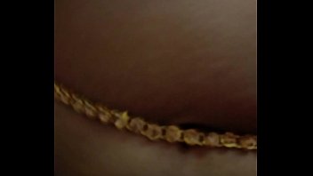 Gadis Seksi Desi Perlahan Membuka Sari, Memamerkan Asetnya