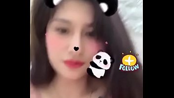 Em Việt Khoe đôi Chân Xăm Nghệ Thuật Cùng Vòng Một Nóng Bỏng Trên Uplive