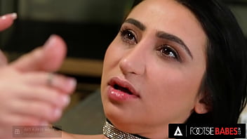 Gadis Seksi Berambut Cokelat Menggoda Pasangannya Dengan Bokong Dan Kaki Mulus Untuk Climax Yang Menggairahkan