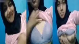 Gadis Berhijab Manis Pamer Payudara Mulusnya