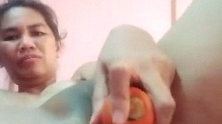 Masturbasi Dengan Dildo Wortel India Yang Menggoda