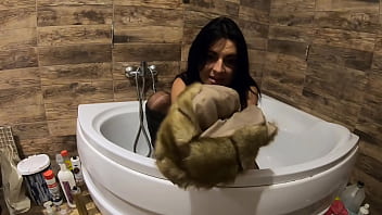 Bermain Air Di Bak Mandi Dengan Mantel Bulu Dan Stoking